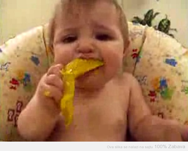 Beba jede limun