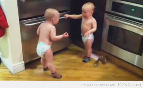 Bebe se svađaju oko čarape